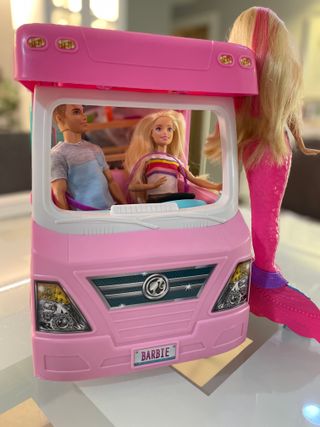 Caravana de barbie con muñecos
