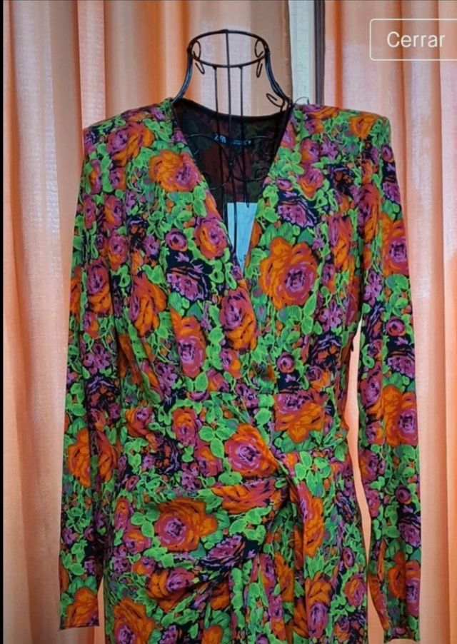 Vestido estampado flores, de Zara