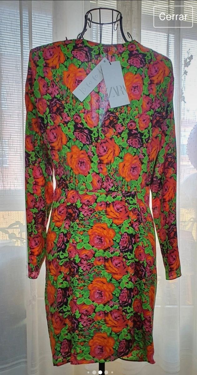 Vestido estampado flores, de Zara