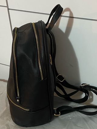 Bolso mochila, en negro por 7 euros😍