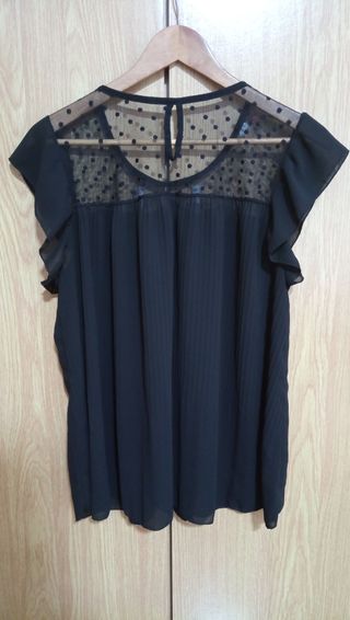 Blusa negra de Shein.