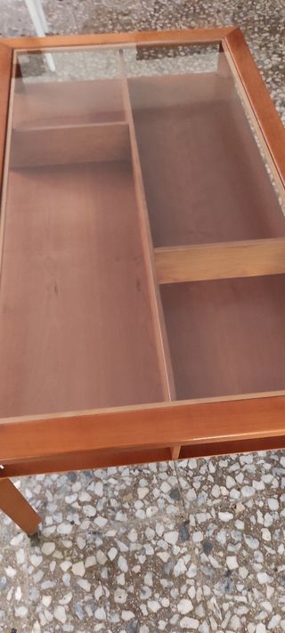 MESA CENTRO MADERA COLOR CEREZO MUY BUEN ESTADO.