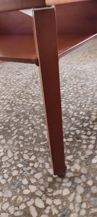 MESA CENTRO MADERA COLOR CEREZO MUY BUEN ESTADO.