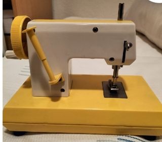 Bonita máquina de coser de juguete