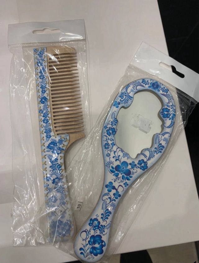 Pettine e specchio in legno dipinti a mano