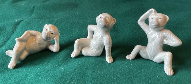 TRES MONITOS DE CERAMICA FINA BLANCA