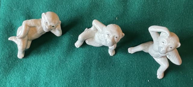 TRES MONITOS DE CERAMICA FINA BLANCA