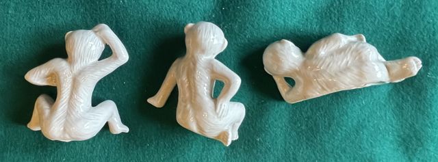 TRES MONITOS DE CERAMICA FINA BLANCA