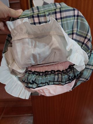 Vestido rosa cuadros,capota y braga