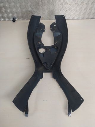 -Aprilia area 51 ciclomotor 50.Carenado central