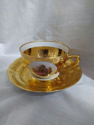 Taza café bañada en oro