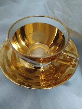 Taza café bañada en oro