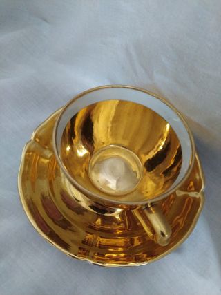 Taza café bañada en oro