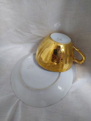 Taza café bañada en oro