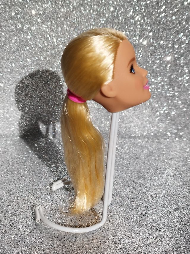 Cabeza muñeca Barbie goma rosa.