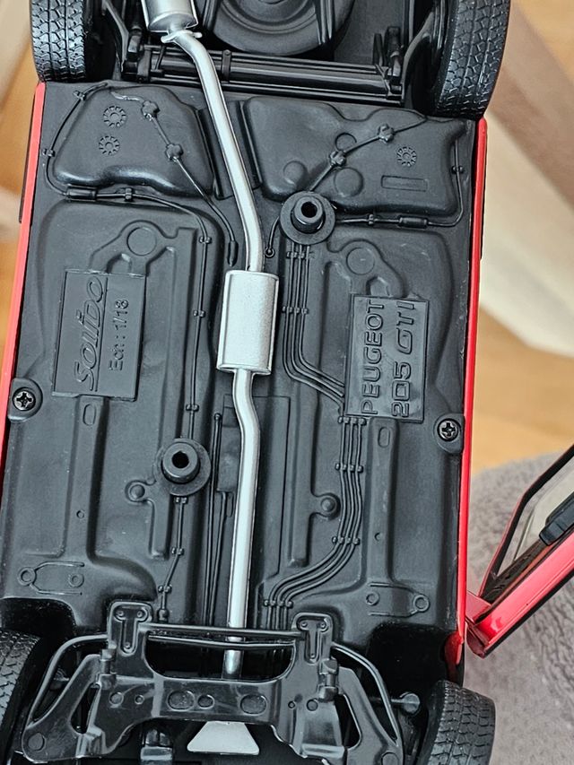 Peugeot 205 GTI Escala 1:18