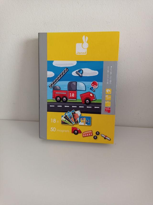 Puzzle magnético para crear medios de transporte