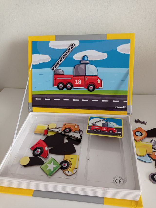 Puzzle magnético para crear medios de transporte