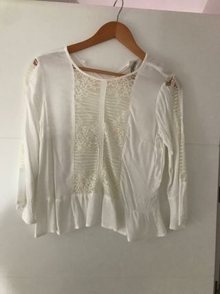 Blusa Blanca Stradivarius con encaje