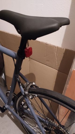 Bicicleta de carretera gris oscura