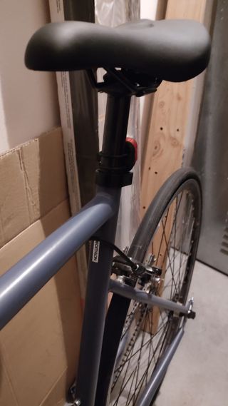 Bicicleta de carretera gris oscura