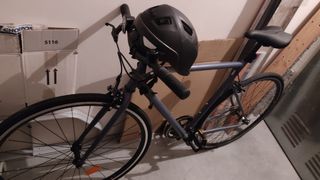 Bicicleta de carretera gris oscura