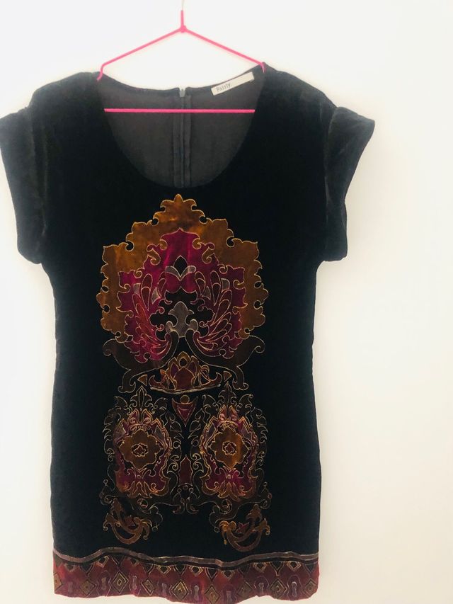 vestido terciopelo negro con estampado central