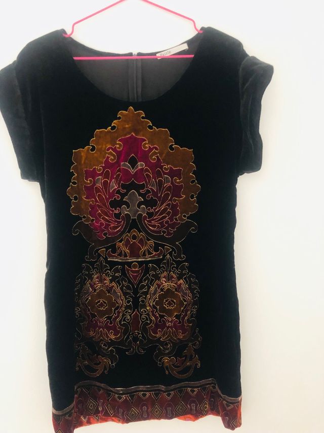 vestido terciopelo negro con estampado central