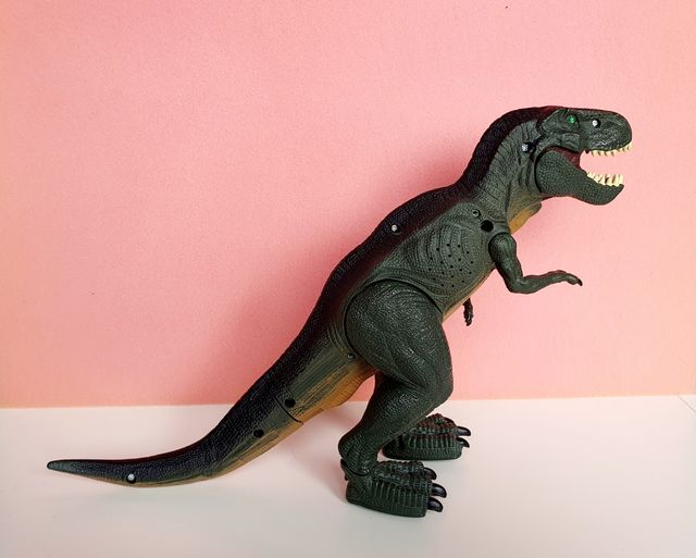 Dinosaurios a pilas con movimiento