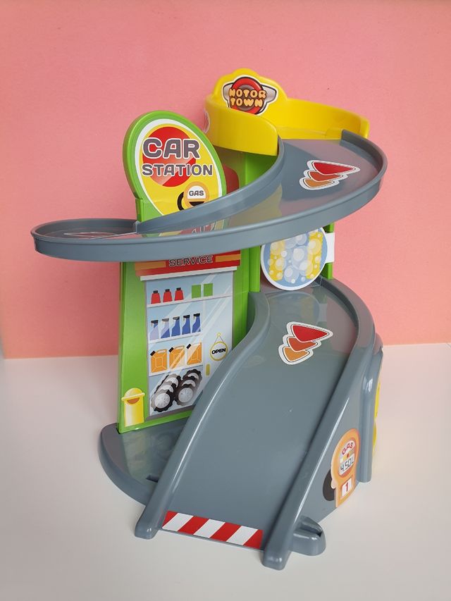 Garaje de juguete con coches