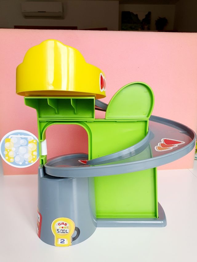 Garaje de juguete con coches