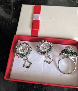Conjunto de pendientes y sortija 