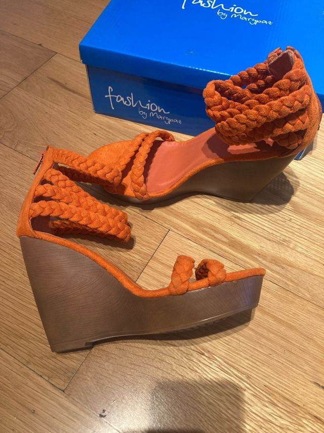 Sandalias ante naranjas