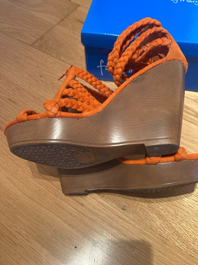 Sandalias ante naranjas