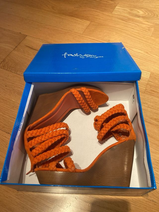 Sandalias ante naranjas