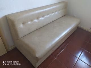 Sofá vintage em pele sintética