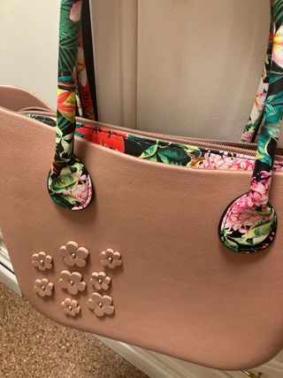 Bolso rosa con asa de flores