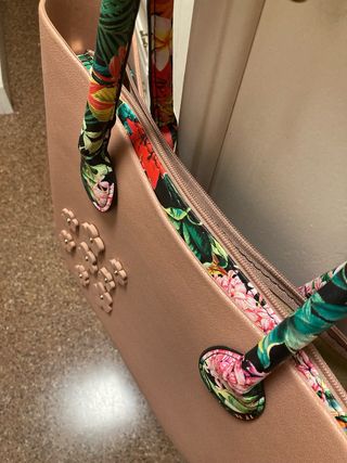 Bolso rosa con asa de flores
