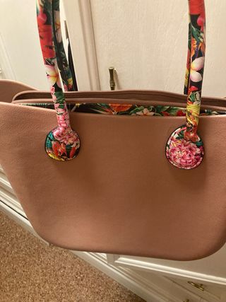 Bolso rosa con asa de flores