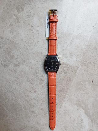 Reloj de mujer sin estrenar con correa de cuero