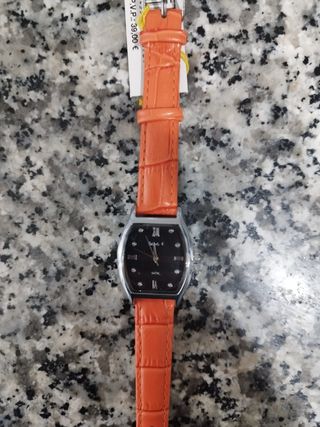 Reloj de mujer sin estrenar con correa de cuero