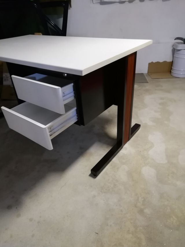 Secretária com módulo de gavetas