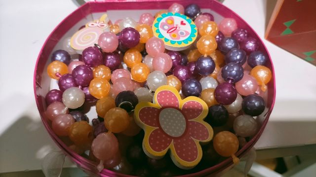 LOTE DE MANUALIDADES, cuentas, imanes, pegatinas