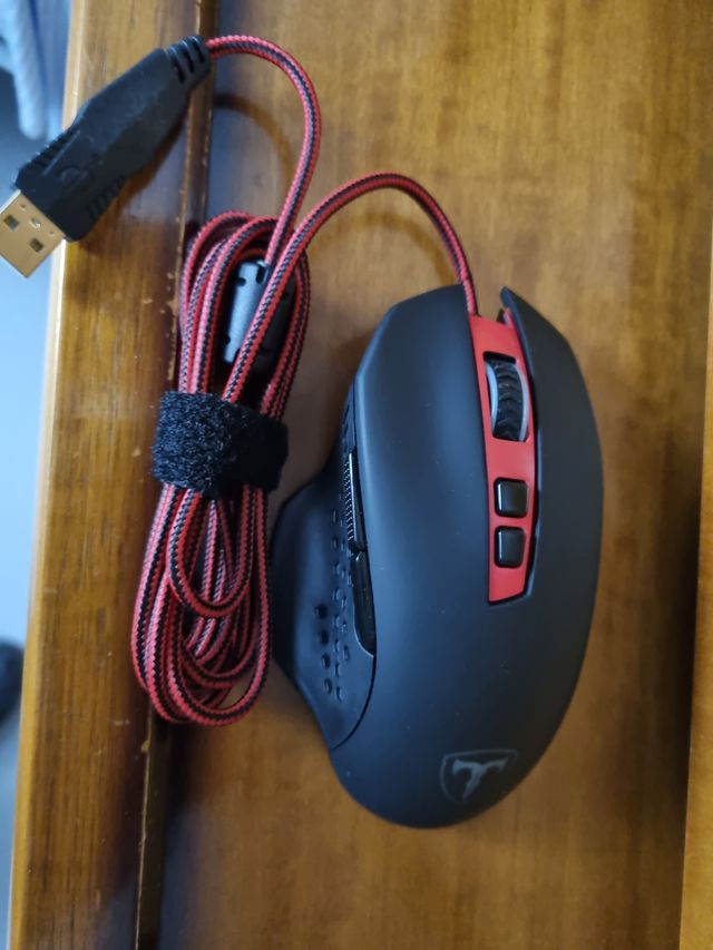 Ratón ergonómico para juegos iluminación led rojo.