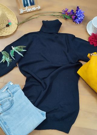 Jersey negro de cuello vuelto "Only". 