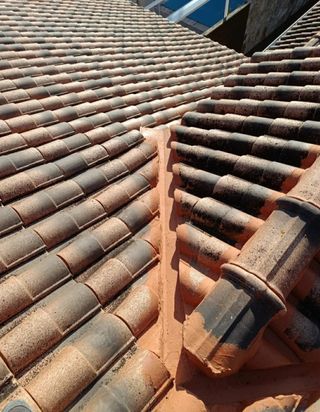 
Reparación e instalación de cubiertas y tejados.