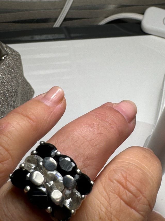 Anillo de plata con piedras negras