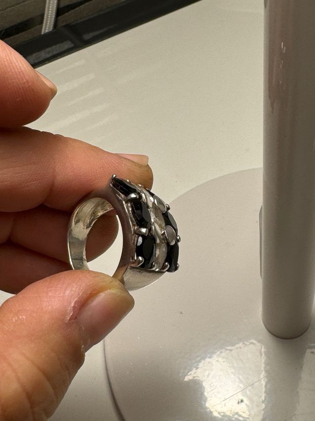 Anillo de plata con piedras negras
