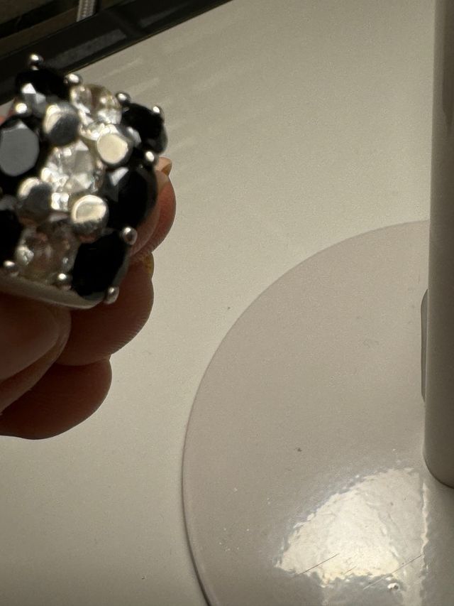 Anillo de plata con piedras negras