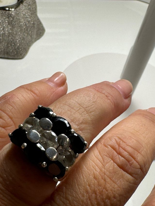 Anillo de plata con piedras negras